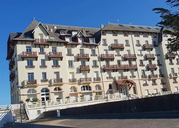 Les Pieds Dans L'eau * دونفيل-ليه-باين